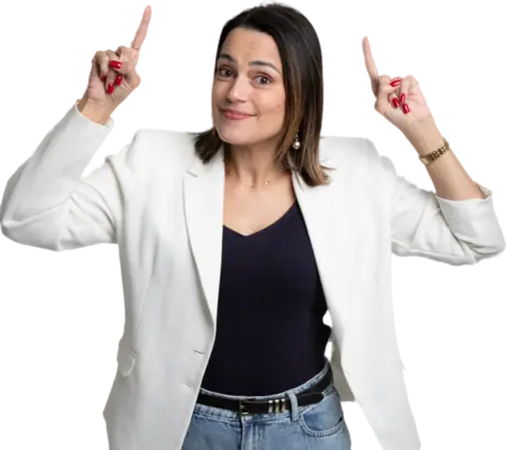 Professora Milla Borges apontando para cima com as duas mãos