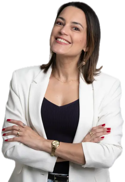 Professora Milla Borges sorrindo, de braços cruzados