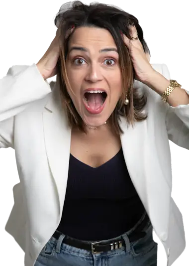 Professora Milla Borges com as mãos na cabeça, surpresa