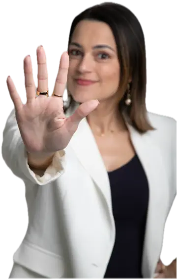 Professora Milla Borges com a mão espalmada em sinal de pare